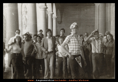 Excursión a Salamanca de todos los participantes en los eventos culturales que organizó D.Marcelino (grupo de teatro, banda de cornetas y tambores y demás colaboradores).
De izquierda a derecha: Sagrario Sánchez, José Luis Tacero, Isidro Tejero "coquito", Pedro Rico, Consuelo, Goyo "zorra", Rafa "zurríos", Jesús Fernández "Remendín", Pablo Santiago "goma", José Mª Tejero, Cristóbal López, Emilio Tacero "el sacristán", Paco "bache", la hija de Braulio, José Luis Pedraza "malaño", Manolo Martínez "el gallego" y Milagros.
(Documenta la foto: José Mª Tejero Tacero)
Palabras clave: Excursión a Salamanca 1977 D.Marcelino