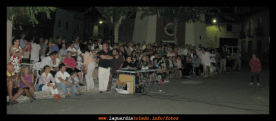 TRADICIONES AL FRESCO 2011: "La Guardia en el cine" 17/9/2011
Asistentes a la tercera proyección del festival Tradiciones al fresco 2011, del vídeo de Fernando Navarro, "La Guardia en el cine" en la plazuela de San Miguel el pasado 17/9/2011
Palabras clave: taf2011 san miguel la guardia cine fernando