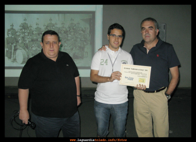 TRADICIONES AL FRESCO 2011: "La Guardia en el cine" 17/9/2011
Ganador de la rifa del pasado 17/9/2011, tras la proyección del vídeo, realizado por Fernando Navarro, "La Guardia en el cine", donde Juanjo Nuño fue premiado con una comida, o cena, para dos personas en el Bar Casa Pepe. Enhorabuena!
Palabras clave: taf2011 rifa juano fernando casa pepe