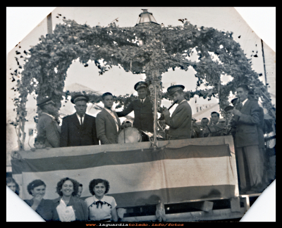 Tablao
Años 40. Tablao donde tocaba la banda de música en las fiestas, este estaba situado en el centro de la plaza, la única farola que había, se quedaba en el centro del mismo. 

Los músicos empezando por la izquierda: Inocente Tejero, el tío Luciano (el de los platillos),  Doro (campano), el tío Aurelio Mascaraque (el maestro de la banda), Merino, José María (cabila) y por detrás  Emilio Huete.
Las chicas de abajo  Flora (la de el quiosco de chuches) con unas amigas. 

Palabras clave: Tablao donde tocaba la banda de música en las fiestas