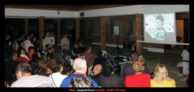TRADICIONES AL FRESCO 2011. "Un refresco del pasado". 2/9/2011
Asistentes a la proyección del vídeo realizado por Mario Fernández, "Un refresco del pasado", en la plaza de España, el pasado 2/9/2011
Palabras clave: taf2011 mario proyeccion
