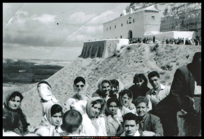 MOZOS Y MOZAS 
Fiestas en los años 60,mozos y mozas en el Santo Niño.
Cora Santiago, Matilde Garcíadeangela, Vicente Peláez, Mª Elvira Montesinos, Lola Montesinos, Esperancita Hernández y Tere López, acompañados de amigos de Dosbarrios.
Palabras clave: Fiestas  años 60