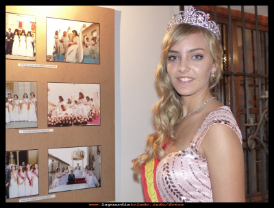 Reina 2013
Mª Teresa Huete reina 2013, contemplando las fotos de sus antecesoras a través de los años.
Exposición de fotografía antigua organizada por la A.C. Proyecto Tupi. Este año con la temática Cortes de Honor 1969-1999
Palabras clave: Mª Teresa Huete reina 2013