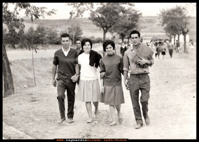 CUESTA DEL STO.NIÑO
Años 60. Angel Huerta, Angelita y Edu Hijosa, con Amancio Pedraza
Palabras clave: Años 60