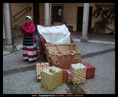 Trineo de Papá Noel
La Guardia tiene en estos días, del 18 al 23 de diciembre del 2009, la ilustre visita de Papá Noel. Está recibiendo a todos los niños que van a  visitarle, que además de  hablar con él, pueden ver su trineo, el taller de reparación de juguetes y la sala de envolver los regalos.  Todo esto se acompañará con la  degustación de  un sabroso chocolate, junto con magdalenas y galletas especiales para los niños, hechas por los elfos y duendes que acompañan a Papá Noel.
Palabras clave: visita de Papá Noel