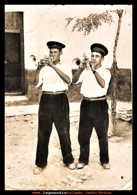 Uge y José
Eugenio Orgaz “uge el regaor” y José Pedraza, músicos en los años 50, en la puerta del ayuntamiento.
  

Palabras clave: músicos años 50