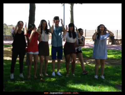 Grabando el vídeo presentación
Reina, damas y mantenedor grabando el vídeo  de presentación.  Que PROYECTO TUPI les hace cada año a la nueva corte de honor de las fiestas patronales.
Agosto del 2016.

Palabras clave: Reina, damas y mantenedor vídeo  de presentación 2016