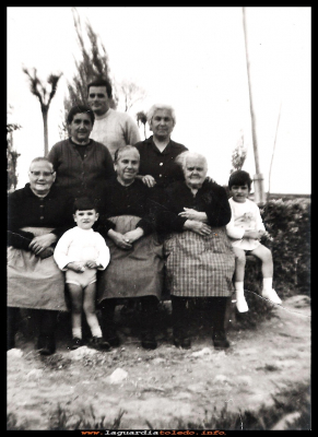VECINAS DE LA VILLETA
Vecinas de la Villeta en el Paseo del Norte, sentadas: Gregoria, Ciriaca y Micaela, de pie  Margarita y María, por detrás juanito Sánchez. Año 1971.
Para mi una entrañable fotografía, me crié en la  Villeta y conocí a todas. Recuerdo en las horas ya cercanas al ocaso en pleno verano, verlas  con el cubo de agua regando la calle para refresca y matar el polvo que había, luego sacar una silla y allí picar los pimientos para el pisto, o pelar patatas para la tortilla para la cena.

Palabras clave: Vecinas Villeta 