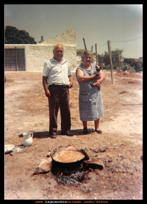 Valentin y Eugenia
Calle Cuevas de Palacio, (antes simplemente el cerro o el rincón de la Eugenia, un rincón con historia y recuerdos bonitos) 

En la foto Valentín Peláez y su mujer Eugenia, haciendo un arroz  o ¿acaso un guiso?  
EL CURSO DE LA VIDA: Nuestros Mayores

Palabras clave: Calle Cuevas de Palacio
