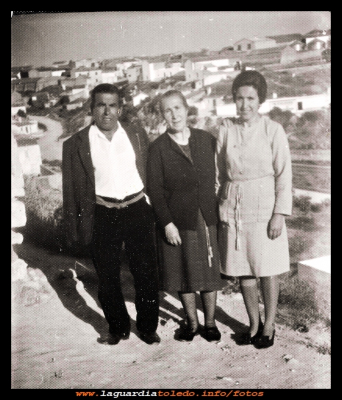 Viejos barrios
Vistas de la cuesta de los Pilares. Las casas adyacentes a la carretera de Andalucía, y cuevas del Arrabal, (hoy algunas en reconstrucción) 
Valeriano Mora, Cándida Ávila y su hija Elena (años 60)

Palabras clave: Vistas de la cuesta de los Pilare cuevas del Arrabal
