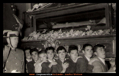 Viernes Santo
Semana Santa del año,  en torno  al 1961-62.
Izq. Drcha. : Andrés,  Pablo,  (?  ) Guillermo, Ángel Portillo Ruiz, Eulogio Sánchez Goñi, Juan Huete  Sánchez y Paco.


Palabras clave: Semana Santa del año,  en torno  al 1961-62