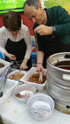 Hora de comer
Repartiendo el condumio de las judías
