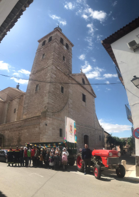 I Romería a la pradera de San Isidro
Proyecto Tupi organiza la I romería a la pradera de San Isidro para concienciar de la rehabilitación de su ermita en ruinas.
En la foto posando parte de los asistentes y promotores con el tractor recién restaurado de Carlos, gran colaborador en la causa. Gracias a todos por vuestra participación
Palabras clave: romería san isidro