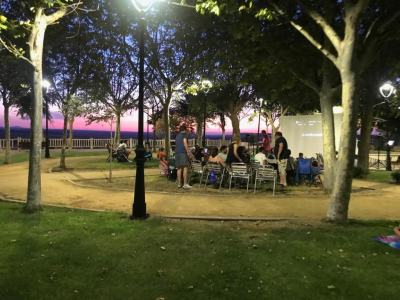 Cine de verano
Cine de verano, con la película de anoche "El mejor verano de tu vida" con ese espectacular cielo violeta desde el Paseo Norte.

Palabras clave: cine de verano 2019