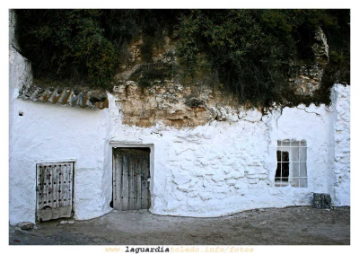 Detalle de uno de los barrios que en La Guardia conservan un extraordinaria pureza, La Cuevas de La Cañadilla. (07 de Octubre 2006)
La Guardia una vez fue un pueblo de una singular belleza formado por casas y cuevas encaladas todas ellas, de haberlo conservado, hoy estaríamos en un lugar preferente dentro de los pueblos que la gente visita. En cambio preferimos cubrir con desmonte toda esta belleza, los años han demostrado que el desmonte a quien realmente ha cubierto es nosotros mas que a las cuevas.  

Y esta foto queda para los que no nos crean. 

[i][b]Empieza a ver a La Guardia de un modo diferente[/b][/i]
[img]http://www.laguardiatoledo.info/fotos/resources/logo_tupi_bn_w65_conbordes.jpg[/img]

Palabras clave: arquitectura popular