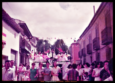 Fiestas 1982
Carroza de la reina y damas del año 1982.
Por delante,  algunos familiares: Juana Guzmán, ¿?  Daniela Guzmán y Polo guzmán.

Palabras clave: Carroza de la reina y damas del año 198