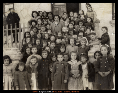 Dª Sagrario y sus niñas.1952
Clase de niñas de Dª Sagrario 1952. 
Palabras clave: Dª Sagrario 1952