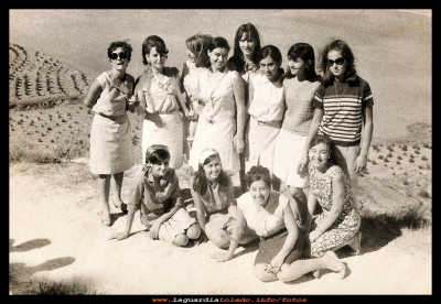 amigas en el Sto
Cuadrilla de jóvenes en el Sto. Niño (27-9-1967)
De izq a dech: Seve Guzmán, Paquita Espada, Araceli, Vicen Peláez, Mari Guzmán, Inés Guzmán, Tere (de Dos Barrios) ¿? 
Sentadas: Loli González, Manoli Guzmán, Isidora Novillo e Ina González-

Palabras clave: jóvenes en el Sto. Niño