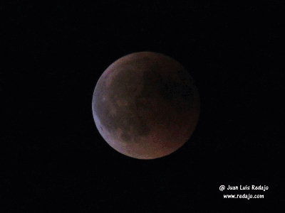 Timelapse de 60 fotos del eclipse de luna llena del viernes pasado desde su fase de eclipse total a las 23:00  hasta la vuelta a la luna llena totalmente iluminada a las 00:20
