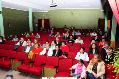 Asistentes al acto de presentación pública de Proyecto Tupi celebrado en La Guardia el 17 de Mayo de 2008, día de internet
Os transcribo un comentario que un guardiolo que se ha hecho 700 Kms entre ida y vuelta para asistir al evento ha publicado en el cartel de la convocatoria del evento:
[b]Como sabéis, sólo soy un colaborabor más pero el sábabo he echado de menos a casi todos los colegas y a los que frecuentais la web regularmente. Me hubiera gustado compartir algunas impresiones con vosotros al respecto. SKP decía en una de sus canciones,....vaya decepción, en la manifestación, sólo han acudido los antidisturbios...Esta es una opinión personalísima y meditada en el viaje de vuelta a casa.Yo os animo a seguir colaborando y a todos los que os gusta este proyecto y que no os habéis retratado todavía, a darle un empujón a esto. Perdemos nada y ganamos mucho.Como ya dije en otra ocasión:nos alegraremos el día de mañana y las generaciones venideras nos lo agradecerán.[/b]
Y os transcribo también lo que Proyecto Tupi le ha respondido al respecto:[/b]
[b]Muchas gracias, Jose María, por tus palabras... Tú que te has hecho 700 Kms entre ida y vuelta para asistir al evento eres el ejemplo de un guardiolo comprometido con la web, además de ser de los primeros en solicitar ser miembro de la Asociación Cultural Proyecto Tupi. Muchos guardiolos a los que les gusta la web, sin embargo, a pesar de estar como mucho a cientos de metros del evento, no han asistido. Es un hecho que nos debería hacer reflexionar... ya que la mayoría de la gente joven que asistió al evento se hizo expresamente al menos 80 Kms para venir, por eso de que viven en Madrid.
A los que no hayáis asistido al evento y queráis ser miembros de la Asociación, o patrocinarnos en sus distintas modalidades, en la Mercería de Pilar Martínez en la Calle Mayor tenéis los impresos...[/b]

