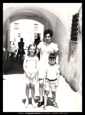 bajo el arco
Carmen (diega) con sus sobrinos Raquel y Carlos, en el arco de la plaza (en el callejón del tío Angel) en frente se ve la puerta que daba paso a el salón de “Cepa” Año 1970.
Palabras clave: arco de la plaza  salón de “Cepa” 