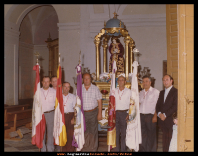 banderas
Año 1978, las banderas y el Santo Niño. Empezando por la izquierda, Pedro Orgaz, Emilio Tacero, Ángel Pique, Gregorio Torres, Eleuterio Guzmán, Pedro Martín Rubio y D. Marcelino Casas.
EL SANTO NIÑO DE LA GUARDIA: La Cofradía
Palabras clave:  Las banderas y el Santo Niño