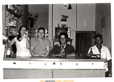 El bar de Angelín "Casta"
De izquierda a derecha: Mamen, Manola, Eusebio "Patojo" y Jesús "Cabalito"

