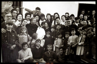 De bautizo
Bautizo de Mercedes Valero Dones, 1958.
Además de la familia, están: la tía  Pilar, que tiene a la niña en brazos, Don Francisco y los monaguillos (uno de ellos Enrique de la Cruz), agachados en primera fila.
Palabras clave: bautizo mercedes valero