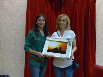Ganadora del Bingo 17-9-17
Isabel Araque, madre de la reina de las fiestas 2017, cantó el bingo de ayer 17-9-17, realizado tras la proyección del vídeo presentación de Damas, Reina y Mantenedor 2017 en el centro social. El premio, esta preciosa foto de Juan Luis Redajo que hace entrega Inés.
¡Enhorabuena! y ¡Felices fiestas a tod@s!
Palabras clave: bingo Isa araque