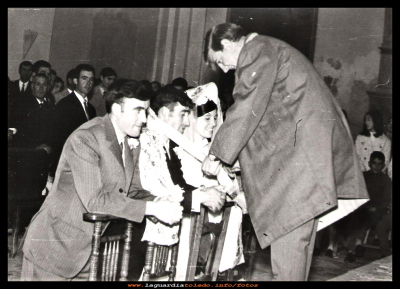 boda de antonio y Luisa
Boda de Antonio Peláez y Luisa Muñoz..
En el año 1970,  aun se seguía con  el ritual  donde se echaba  el yugo,   símbolo de unión entre los dos cónyuges.   el yugo se ponía sobre la pareja,  cubriendo la cabeza de la mujer y los hombros al hombre.

Palabras clave: l año 1970, el yugo unión Boda cónyuges