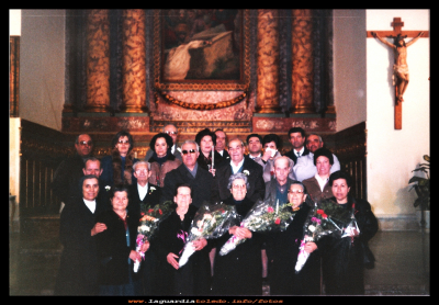 Bodas de Oro 1988
Hace 25 años de esta fotografía, fueron en el año 1988 las primeras bodas de oro y plata que se celebraron en La Guardia.
A día de hoy es ya una tradición, la idea fue de don Florencio, párroco del pueblo en esa época.
Las parejas que celebraron las bodas de oro fueron: Feliciana y Teodoro “pelegri” Saturnina y Felipe, Matea Puerta y Basilio Muñoz “el guarda”  Severiana Muñoz y Faustino Morales “Crispín” 
Las de plata las celebraron: Paco Valero y Fefa, Manolo Martínez y Ana, Romana Huete y (marido) Cristóbal Sánchez-Valladares y Juana Guzmán, Angel Orgaz y Concha Peláez, Goyo Puerta y Paca Pedraza.
En la foto también están D. Florencio y Sor Nati.


Palabras clave: 1988 las primeras bodas de oro y plata