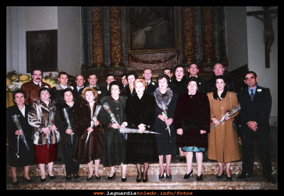 Bodas de plata
Bodas de plata del año 1995. Por abajo empezando por la izquierda Cari Muñoz, Mari, Sagrario, Matilde, Margari Morales, Maribel Hernandez, Josefita, Luisa Maroto, Luci y Vitorino López. En la parte de arriba de izquierda a derecha marido de Sagrario, José pedaza, Pedro Santiago, Ramon Garcia, Eulogio Morales, Ricardo, Rosi Orgaz, Vicente Huete, Santiago Martin-Rubio, Humilde Pedraza, Eugenio Santiago y Paco.

EVENTOS POPULARES: < Otros eventos
Palabras clave: Bodas de plata del año 1995