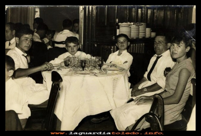 DE BODA
Félix del Castillo de boda, con su tío y primos, Anastasio del Castillo, y sus hijos Nastin, Vale y Angelita.  año 1963
Palabras clave:  boda