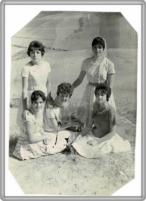 Amigas en el Santo Niño
Llevando al Santo Niño a su ermita.
De derecha a izquierda. De pie: Candi y Cari. Sentadas: Mari, Araceli y Milagros

