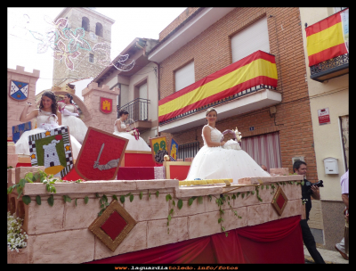 La Carroza
Carroza de la reina y damas 2014.Hecha por Jesús Muñoz y Moises
Reina Mª José Guzmán González, damas de honor, Ana Nuño Campaya, Rosana Torres Crevillén y Laura Pérez Peláez.

Palabras clave: Carroza de la reina y damas 2014