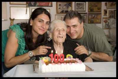Margarita Sánchez López cumple 100 años
Margarita Sánchez López nació el día 10 de Junio de 1012, todo un siglo ya , Muchas felicidades 
Nació cuando se hundió el Titanic, pero ella aún sigue a flote. 
Sus nietos Elena y Javi dicen que ya no oye bien, pero que también escucha solo lo que quiere. 
Le comentaban que había una persona de mayor edad que ella y contestaba, casi como un reto mas en su vida : " Yo también voy a llegar a esa edad "
Un Beso y un deseo para Margarita "que cumpla todos sus retos "
Palabras clave: margarita sanchez lopez cien cumpleaños 100