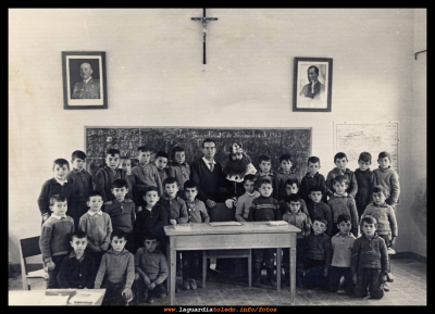 Enero 1964
En la pizarra pone la fecha de 25 de noviembre de 1963, pero por la visita de uno de los Reyes Magos, dataremos la misma en Enero de 1964.
EL CURSO DE LA VIDA: La escuela
Palabras clave: el colegio 1964