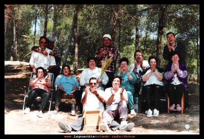 Comida en la Fuente Larga
De comida en la Fuente Larga, (años 80 cuando aun había arboles y estos estaban verdes)  por la izquierda de pie: Luis Perea, Manolo Guzmán “el Gordillo”  José Cabiedas y Miguel Ruiz (el fotógrafo)  Sentados: Nati Peláez, Ino Rico  Esperanza Peláez, Milagros Ruiz, Luci Hernández, Juana García y Emilia (mujer de Miguel el fotógrafo) En el suelo: Julián (temblecano) y Carmen García.
LOS GUARDIOLOS EN PLURAL: < Otras cuadrillas     
Palabras clave:  la Fuente Larga, años 80