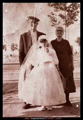 Con los abuelos
Primera comunión de Mª Carmen, con sus abuelos Sabino Pacheco y Gregoria Guzmán 1963
Palabras clave: comunión de Mª Carmen