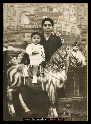 JOSÉ ANTONIO Y SU MADRE 
Margarita Sánchez Torralba, con su hijo José Antonio, año 1945.
Palabras clave: Margarita  José Antonio