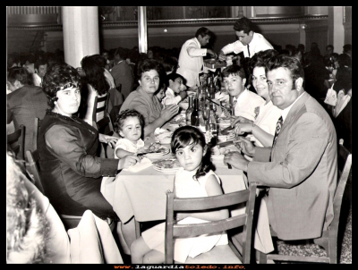 DE BODA DE...
Banquete de boda.
Luisa Goni, con sus hijas Ana y Geles, Terín Goñi, con su mujer Elena Mascaraque y su hijo José Luis. (15-9-1971)
Palabras clave: Banquete  boda