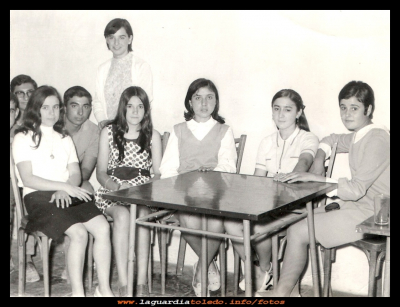 cuadrilla de amigas
Año 1968, cuadrilla de amigos sentados en el antiguo club de fútbol.
Dicho club estaba en el convento, y lo regentaba  Mari (la napa) y su marido.
Palabras clave: amigos sentados en el antiguo club de fútbol
