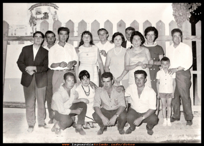 cuadrilla de amigos
Los amigos, de izq a dech:
Agapito Huete, ¿? Pepe Potenciano, Josefa Díaz-Roncero, Angel, Concha, Carmen Morales, Carmen Pedraza, ¿?
 Agachados: Angel “botines” Conchi Pedraza, Antonio Pedraza y Amancio Nuño. Año 1961.

Palabras clave: Los amigos