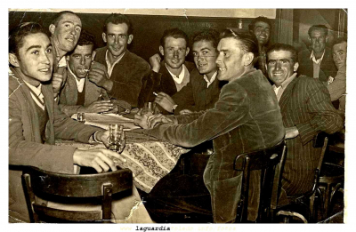 Cuadrilla en casa Cepa
En la foto: Peto el Rojo, Jesús Botija, Angelín Casta, Cencio Matalauva, Pedro Colores, Paco el Rojo, Esteban el Tate, Tomás Demonio Frito, el Morito, Agapito Sordito y Gregorio el de los platillos.
