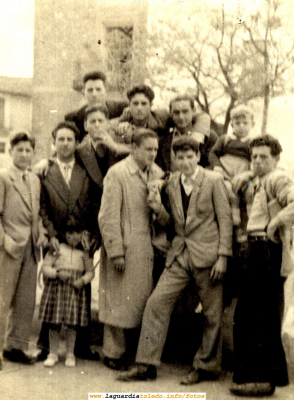 En la glorieta, Angelín y unos amigos
