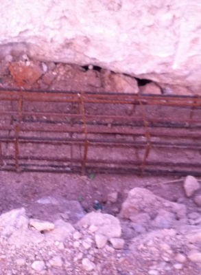 Restos de cuevas aparecidos recientemente al asfaltar las Cuevas de Palacio
Palabras clave: restos cuevas