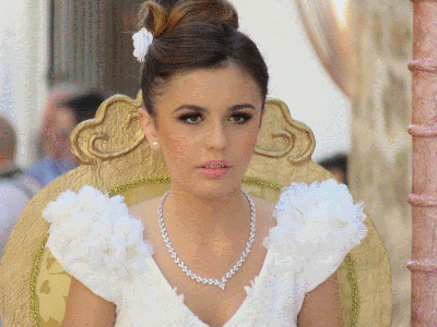 Reina y Damas de las fiestas 2017 en su carroza a su paso por la Glorieta
