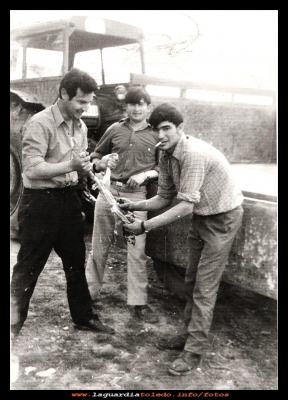 de merienda
Domingo de resurrección, año 1989. En la foto: Angel (de Tembleque)  Jesús Tomillo, y Juan Guzmán sollando  un conejo para la merienda.
Palabras clave: Domingo de resurrección, año 1989