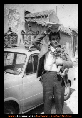 De viaje
Goyo Orgaz, el seiscientos al lado, con las redomas de vino en la vaca.
Palabras clave: Goyo Orgaz