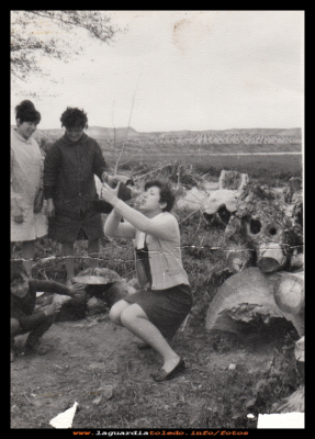 domingo de resurección
Domingo de resurrección de los años 60.
En la foto Luisa del Castillo, Angeles Orgaz, Urbana del Castillo el niño Emilio Roncero.

Palabras clave: Domingo de resurrección de los años 60